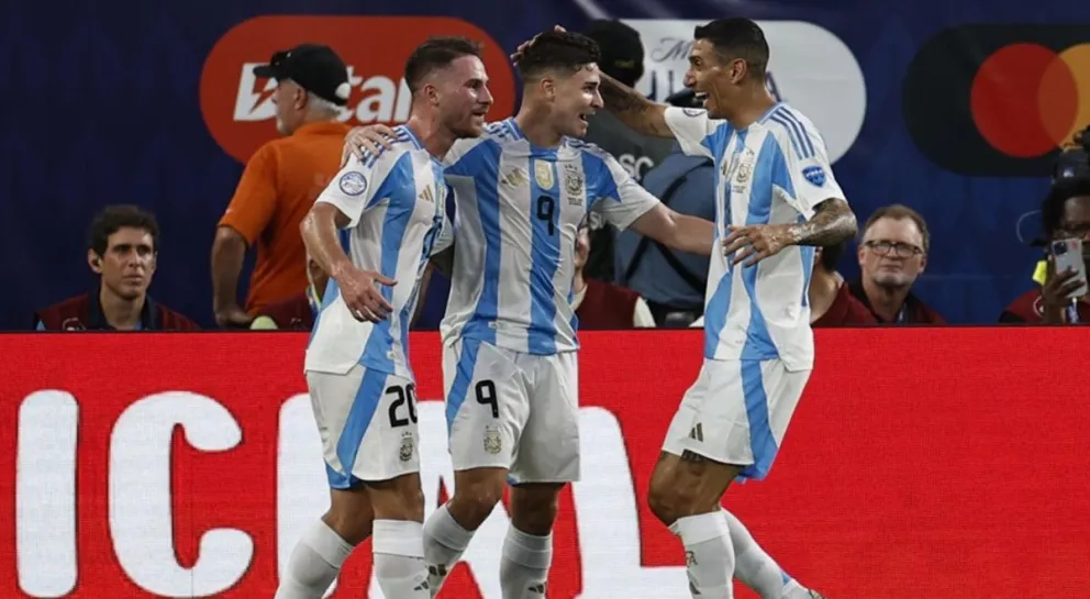 Julián Álvarez (centro) es felicitado por sus compañeros por marcar el primer gol. Foto: EFE.