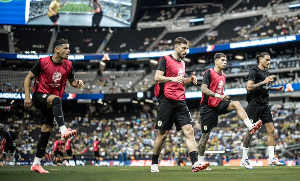 Jugadores de la selección uruguaya quedaron listos para el cotejo frente a Colombia. Foto: AUF