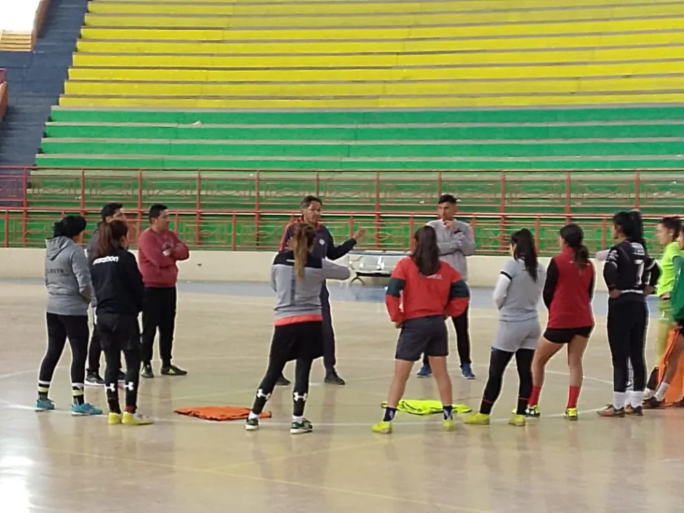 Luis Herrera da indicaciones a sus jugadoras, en el entrenamiento realizado en El Alto. Foto Sports 360