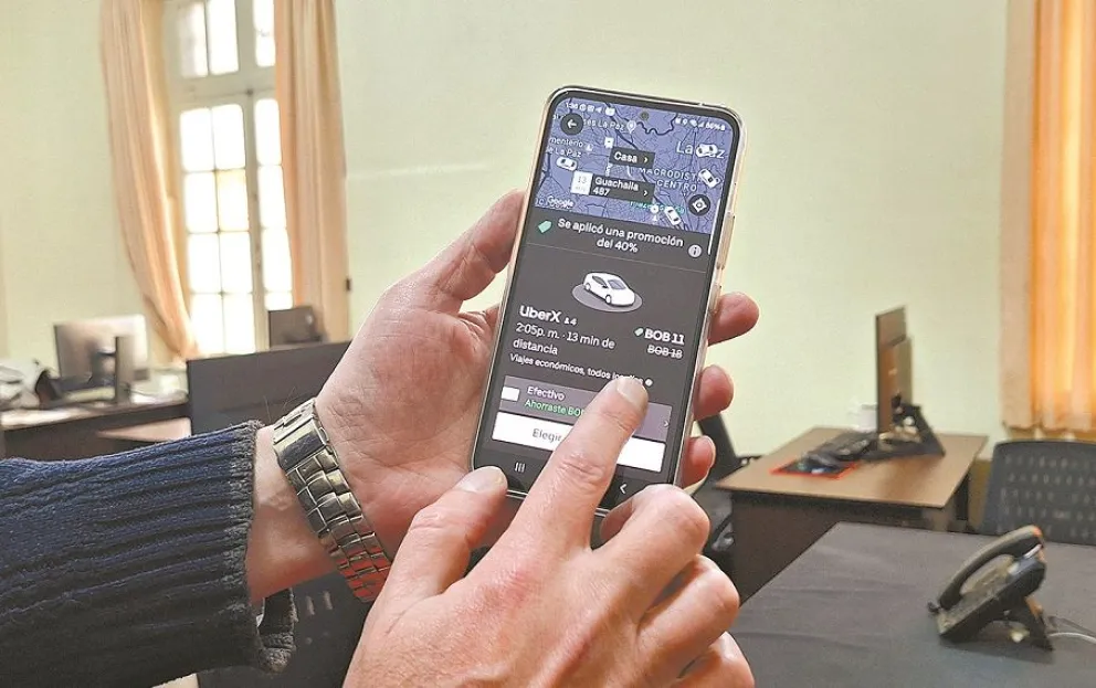 Las aplicaciones son descargadas al celular para llamar por el servicio, cuando se lo necesite. Foto: Visión 360