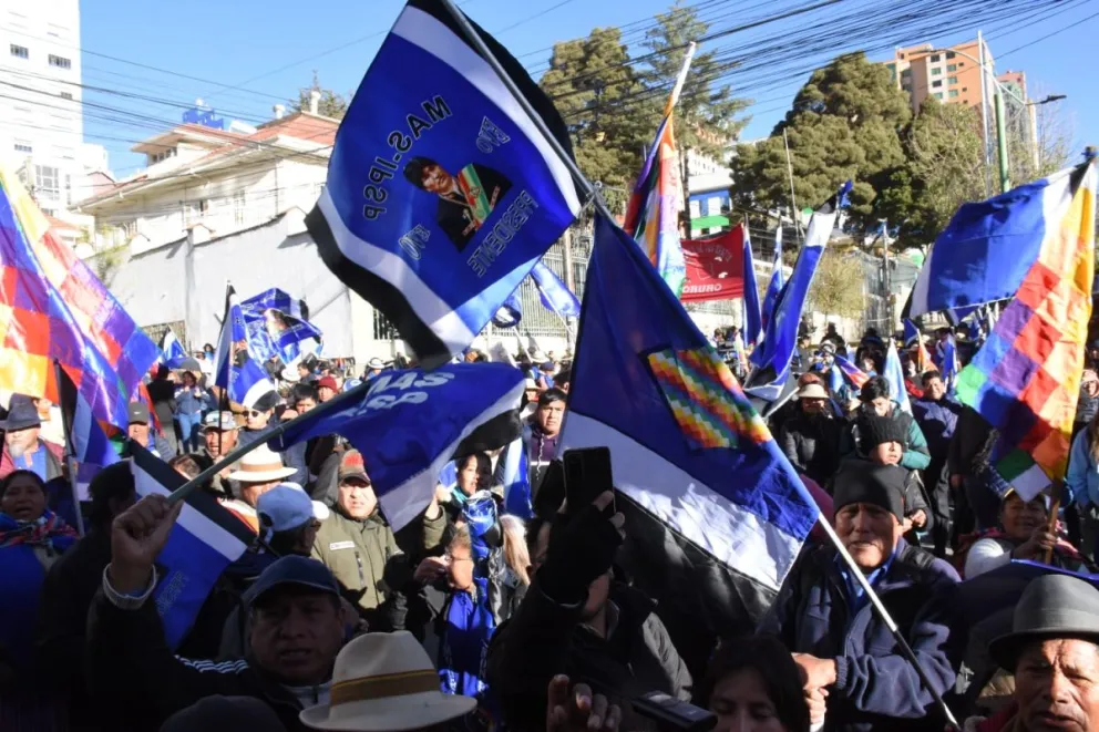 Militantes "evistas" en inmediaciones del TSE, este miércoles. Foto: APG