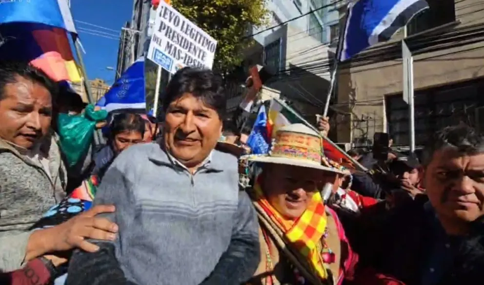 Evo Morales rodeado de sus seguidores. Foto: Captura de video