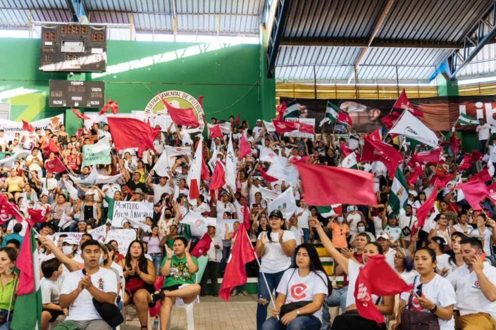 Militantes de Creemos en una foto tomada de la cuenta de Facebook de Fernando Camacho.