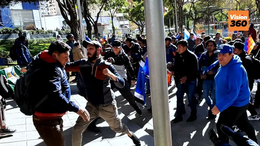 El primer "encuentro" fue entre los militantes del MAS. Foto: Mirna Echave - Visión 360