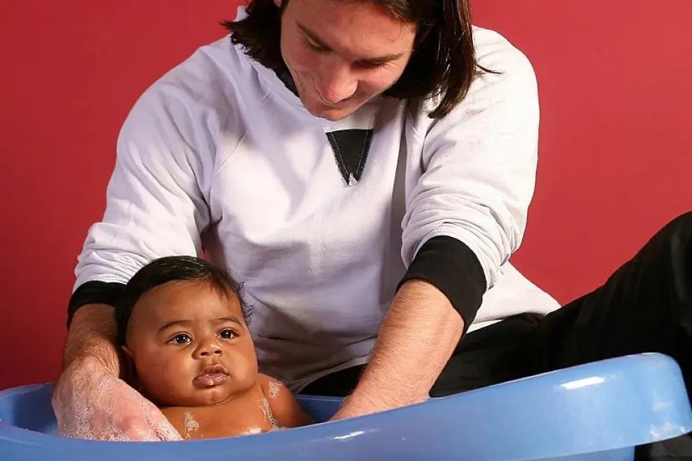 Lionel Messi baña al bebé Yamal en una producción fotográfica. Foto Marca