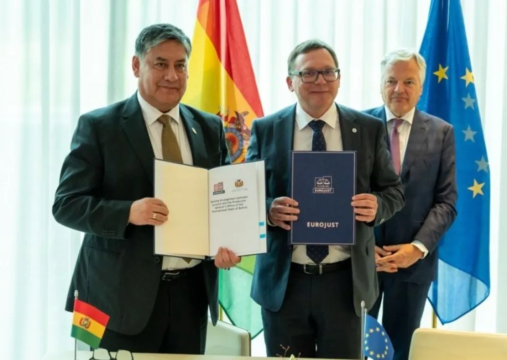 El fiscal Lanchipa con Ladislav Hamran, de la Eurojust. Foto: Prensa FGE