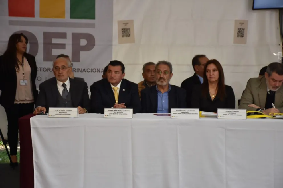 Carlos Mesa y otros líderes durante el encuentro del TSE. Foto: TSE