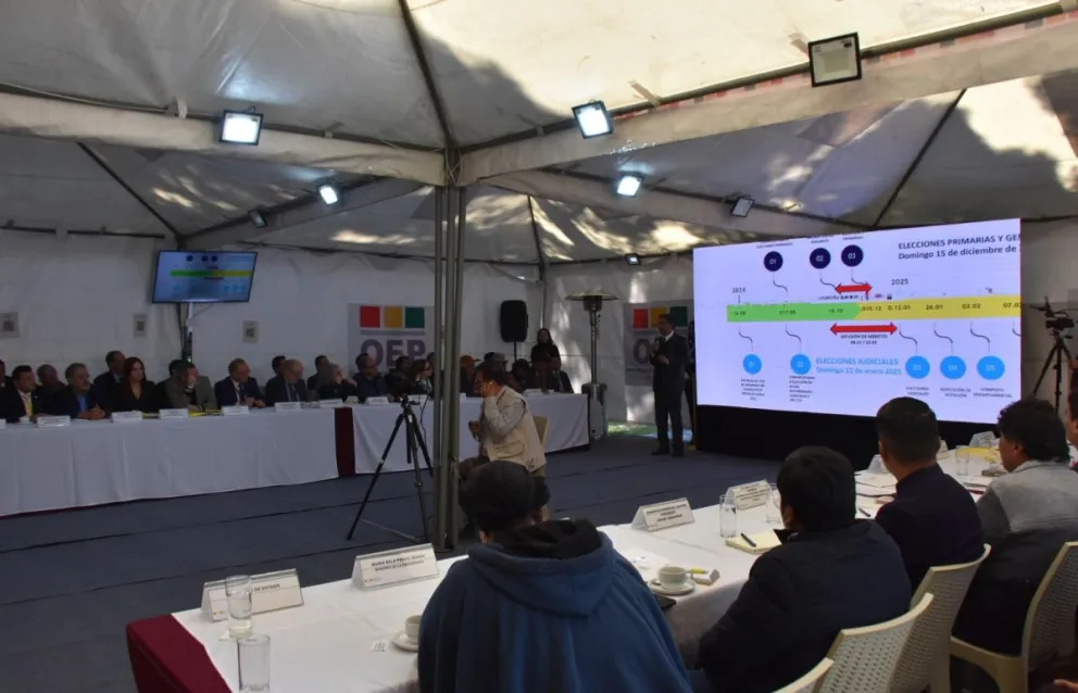 Representantes de los partidos en el encuentro de este miércoles en el TSE. Foto: APG