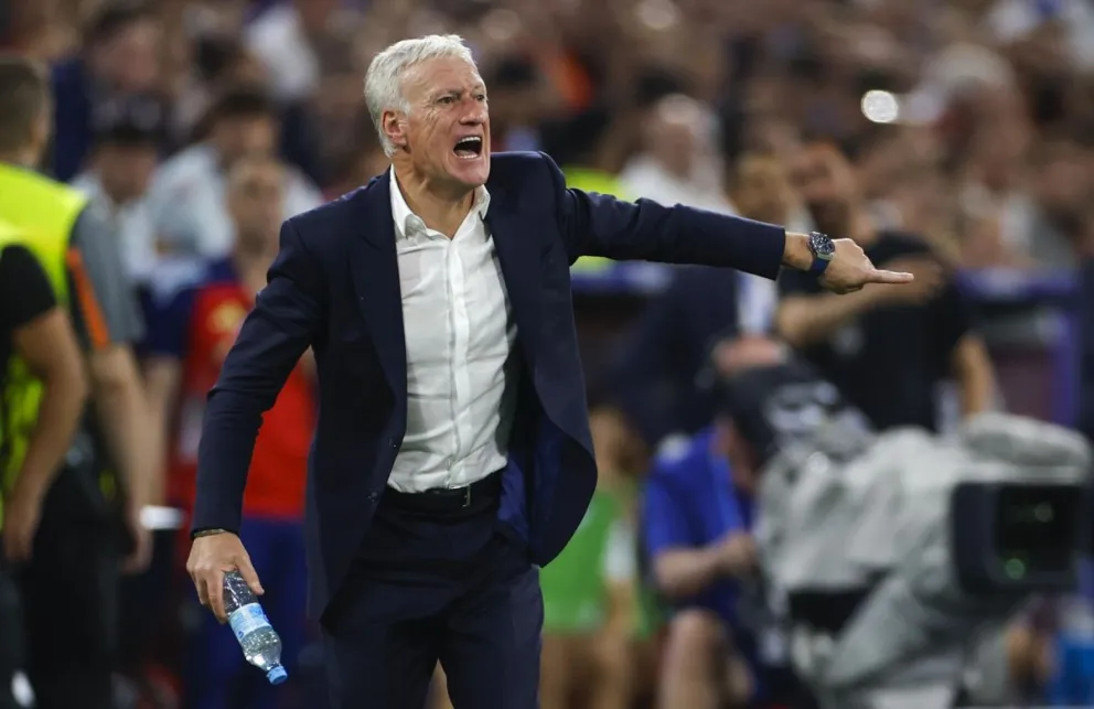 Didier Deschamps da instrucciones a sus jugadores en uno de los partidos de la Euro. Foto: EFE