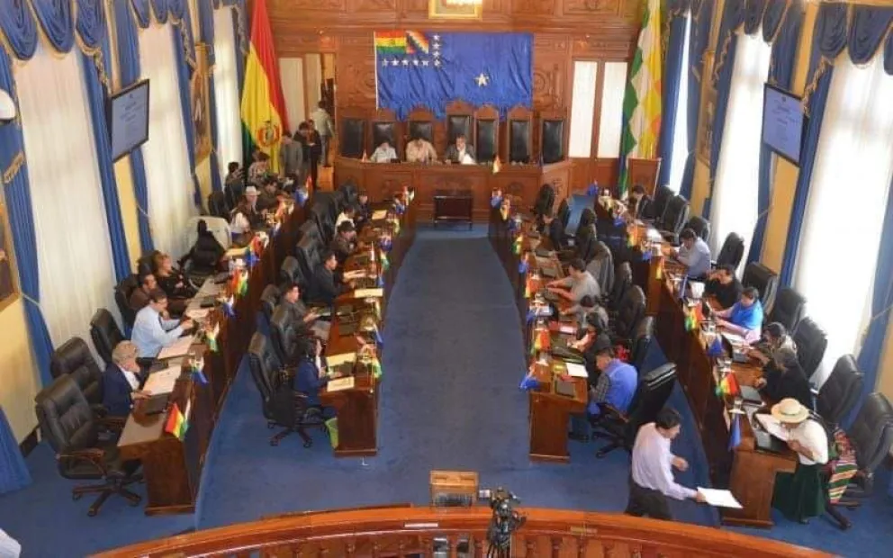 La Comisión continuó sus funciones en el antiguo hemiciclo del Senado, pese a haber sido notificados con la resolución judicial. Foto: Archivo