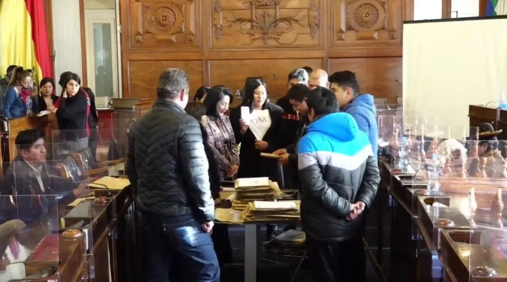 Las comisiones continúan recibiendo los bancos de preguntas. Foto: Captura de video