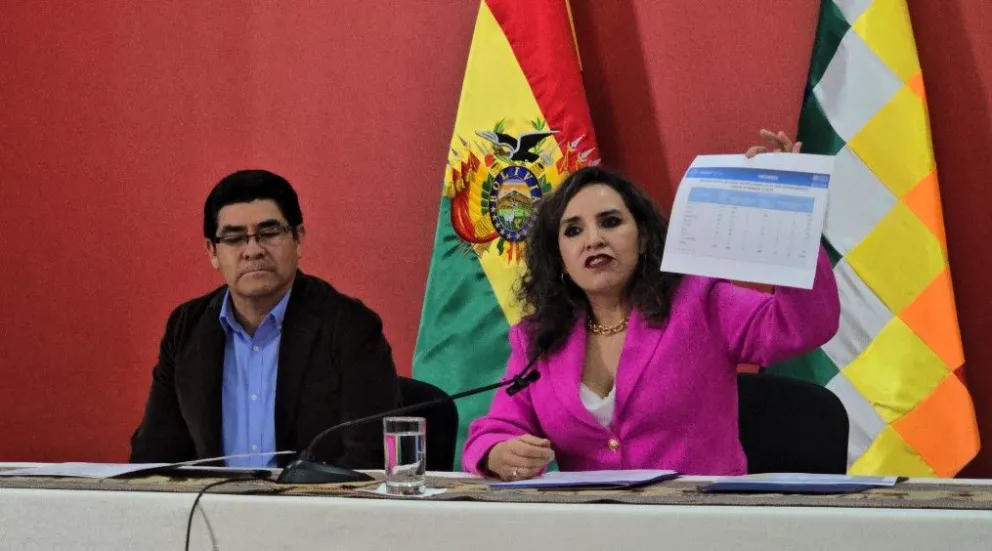 Los ministros de Educación y Salud, Omar Veliz Ramos y María Renée Castro, en una conferencia de prensa. 