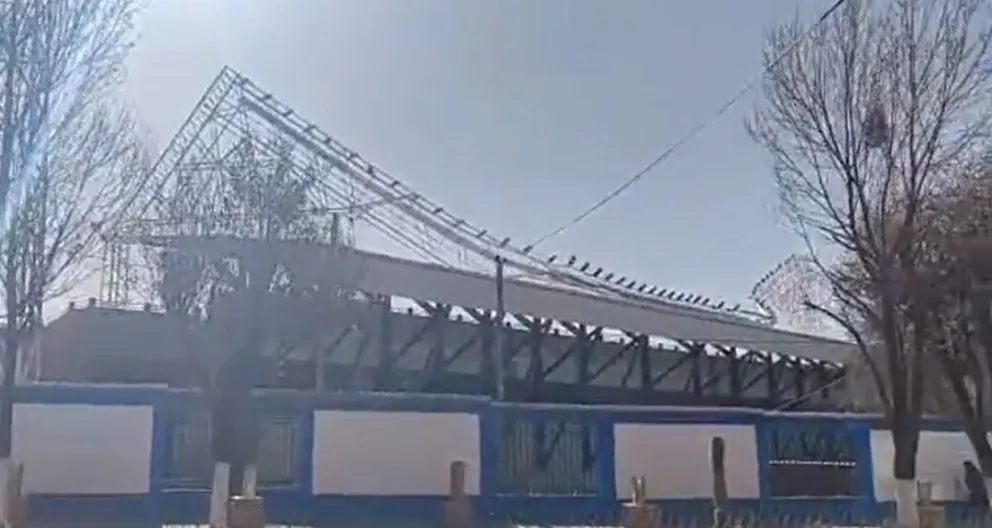 Las luminarias que se cayeron en el estadio por los fuertes vientos. Foto: Captura de pantalla.