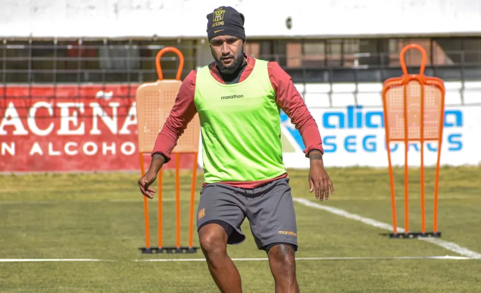 Adrián Jusino participa del entrenamiento de The Strongest, en su estadio de Achumani. Foto: club The Strongest