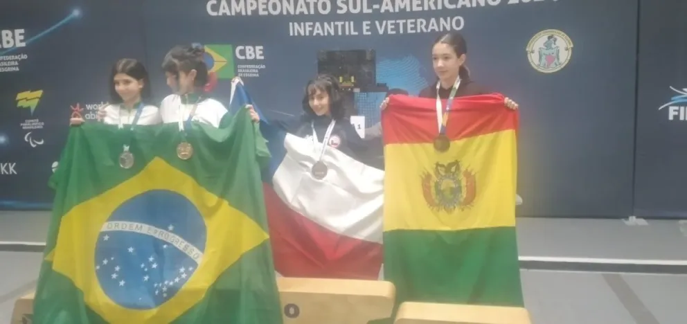 La esgrimista boliviana con la bandera nacional en la premiación. Foto: Federación Boliviana de Esgrima.