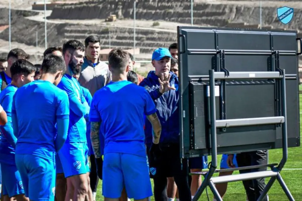 El DT Flavio Robatto da instrucciones a los futbolistas en Ananta. Foto: Club Bolívar.