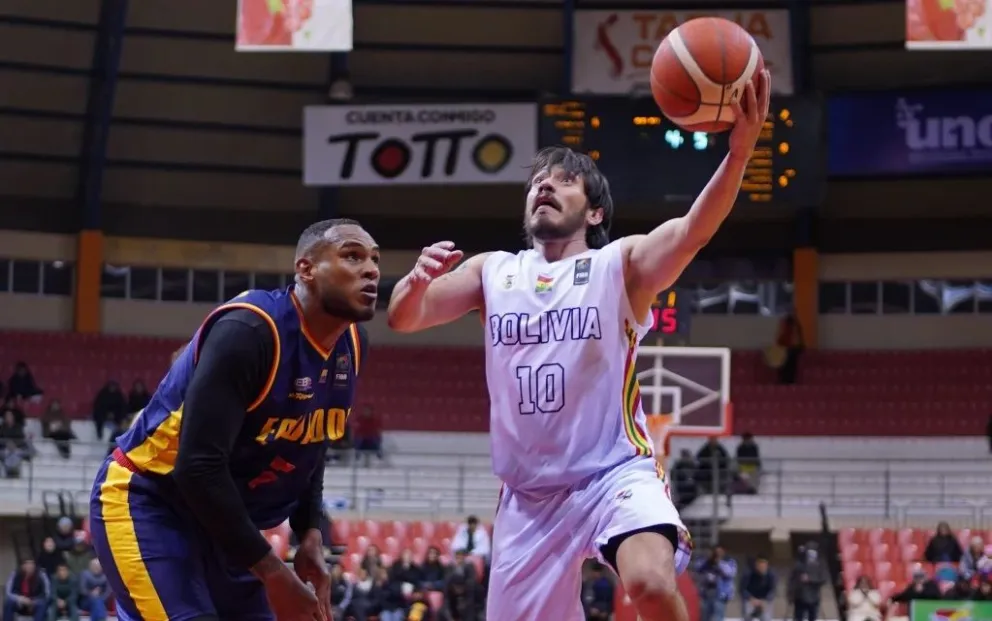 El nacional Ronald Arze intenta encestar la pelota. Foto: FIBA América,