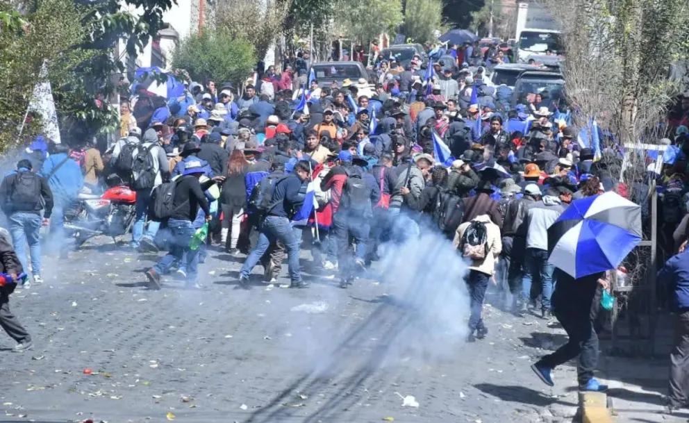 Los enfrentamientos tuvieron lugar en los exteriores del TSE y en la plaza Abaroa. Foto: APG