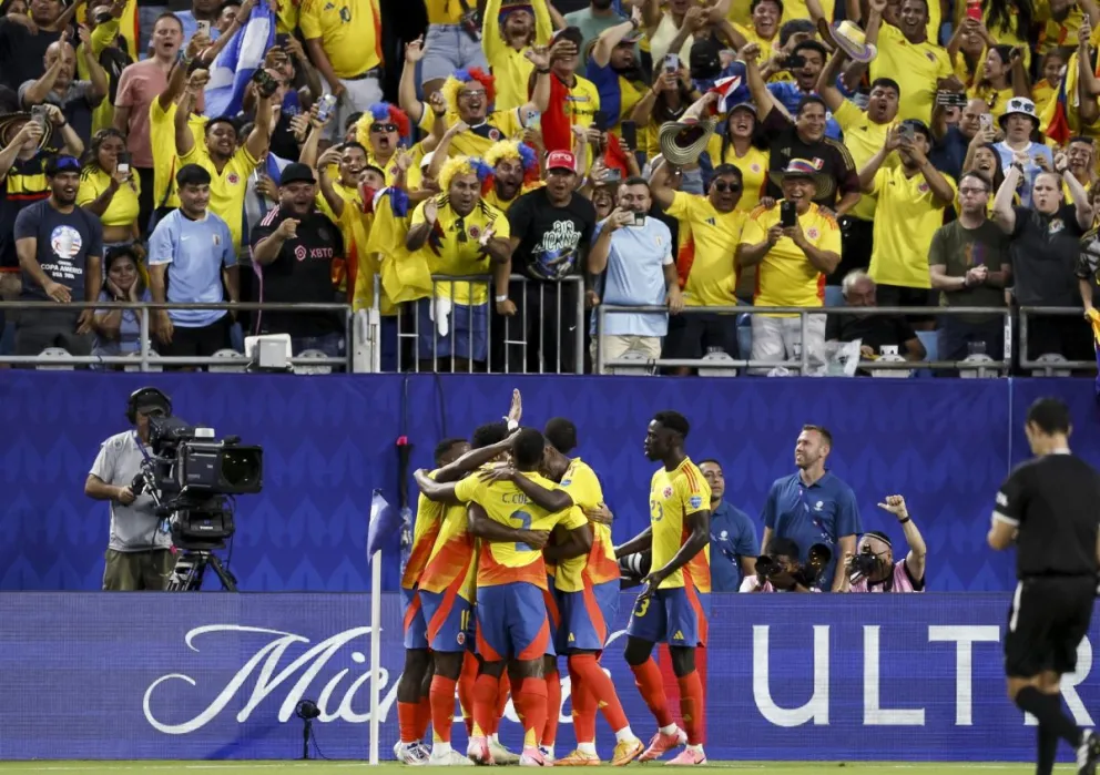 Los jugadores colombianos celebran el gol del triunfo. Foto: EFE.