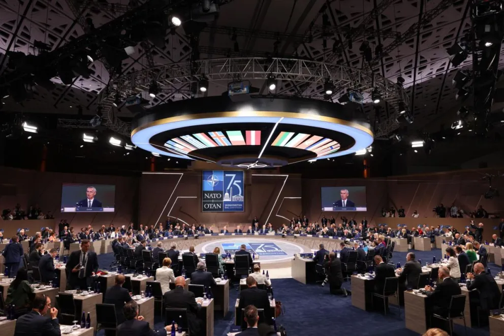 Líderes asisten a una sesión de trabajo durante la cumbre de la OTAN. Foto: EFE