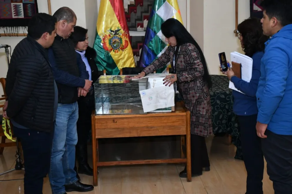 Miembros de la Comisión de Constitución abren el ánfora con las preguntas para la evaluación de los candidatos. Foto: APG