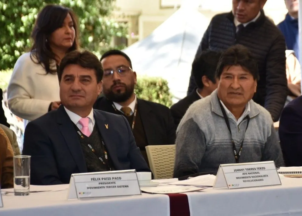 Johnny Torres (izq), en el encuentro del TSE, ayer miércoles. Foto: APG