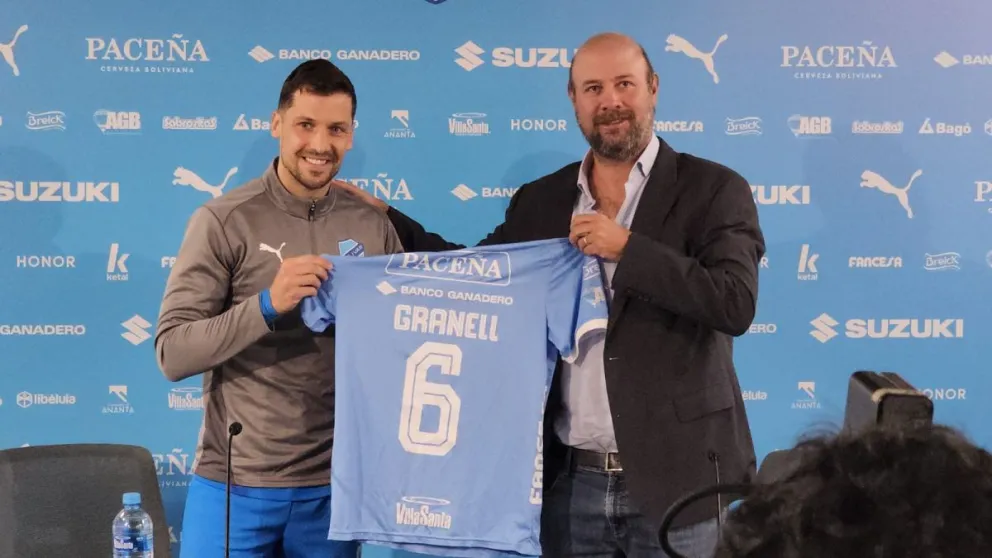 Alex Granell muestra la casaca de Bolívar, a su lado el gerente Eduardo Valdivia. Foto Sports 360