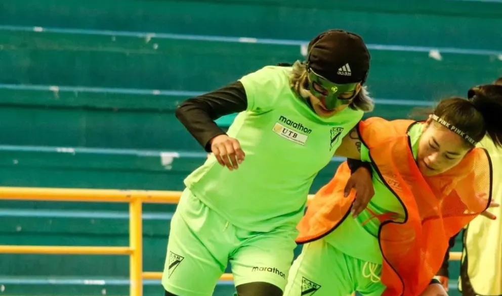 Karla Ticona domina el balón ante la marca de una de sus compañeras. Foto Always Ready