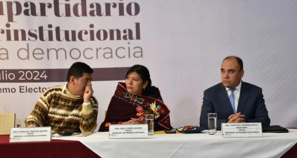 El vocal del TSE, Gustavo Ávila (der) en el encuentro político. Foto: APG