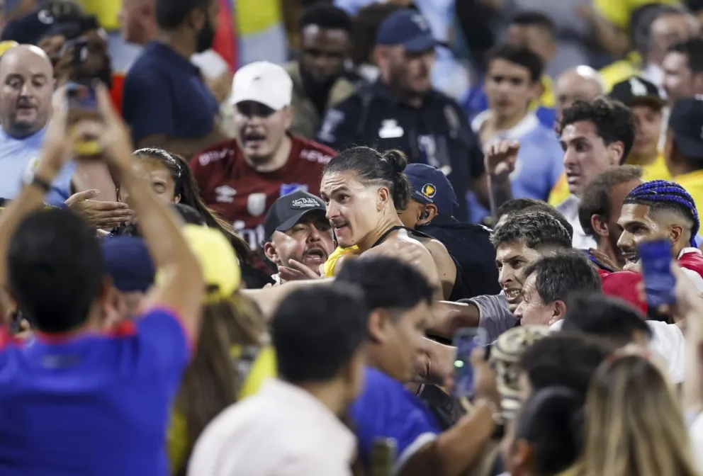 Darwin Núñez de Uruguay se pelea con hinchas después de que Uruguay perdió en la Copa América 2024. Foto: EFE