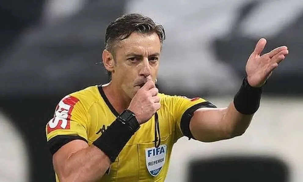 Raphael Claus, árbitro brasileño que estará a cargo del partido final. Foto La Brújula 24