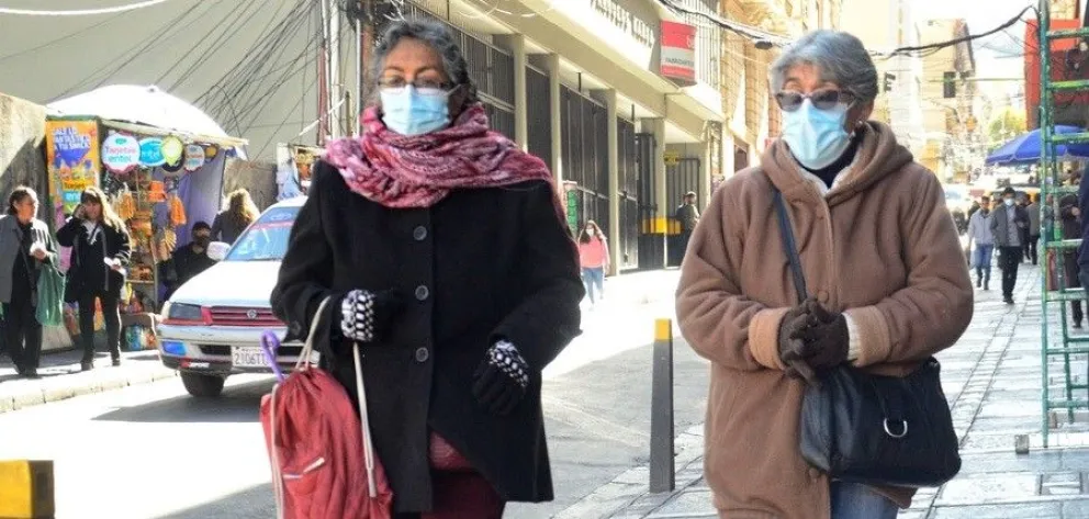Personas abrigas en las calles ante el frente frío. Foto: Archivo ABI