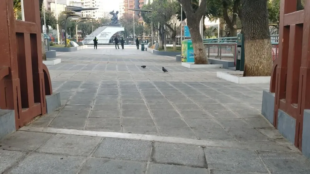 La plaza Abaroa un días después de los enfrentamientos entre militantes del MAS. Foto: Carlos Quisbert. 
