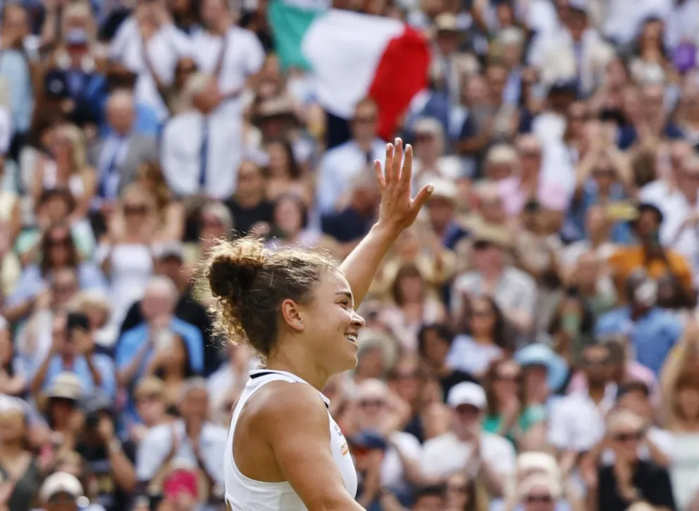 La italiana levanta la mano a los aficionados en uno de los partidos. Foto EFE