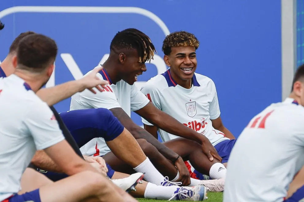 Lamine Yamal sonríe junto a Nico Williams, en la concentración de su seleccionado. Foto EFE
