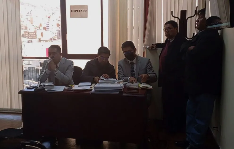 El exsubprocurador, Juan Clemor (sentado al centro) en una de las audiencia por el caso de Linda Aduen. Foto: Visión 360