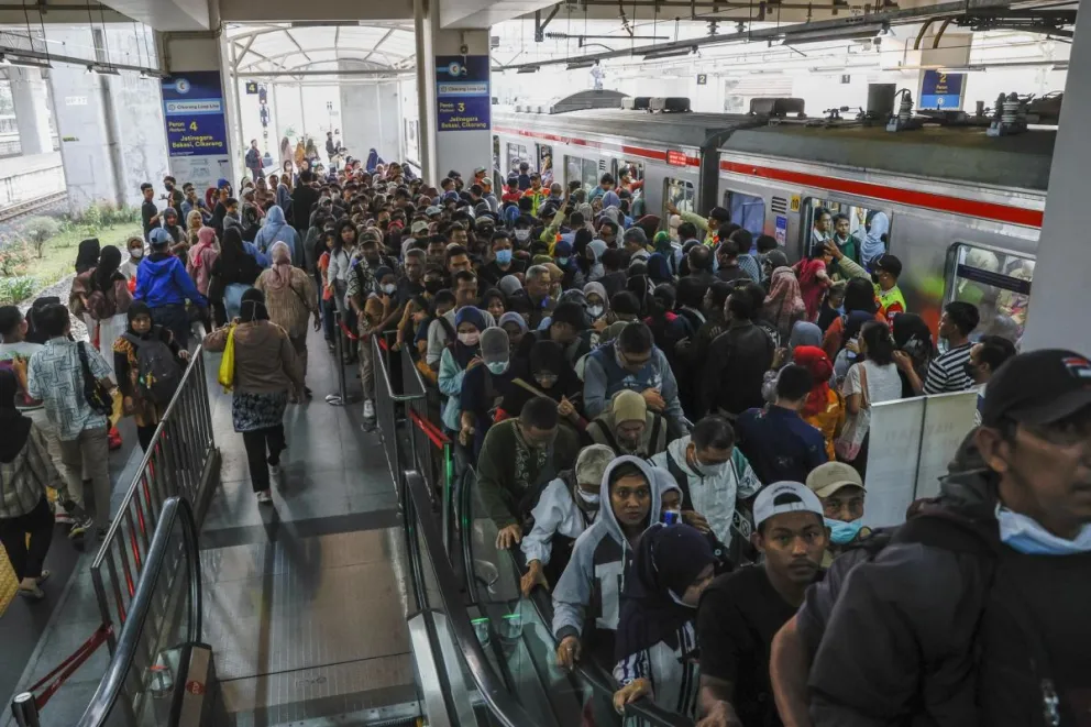 Transeúntes haciendo fila en la estación de trenes de Manggarai en Jakarta, Indonesia. Foto: EFE