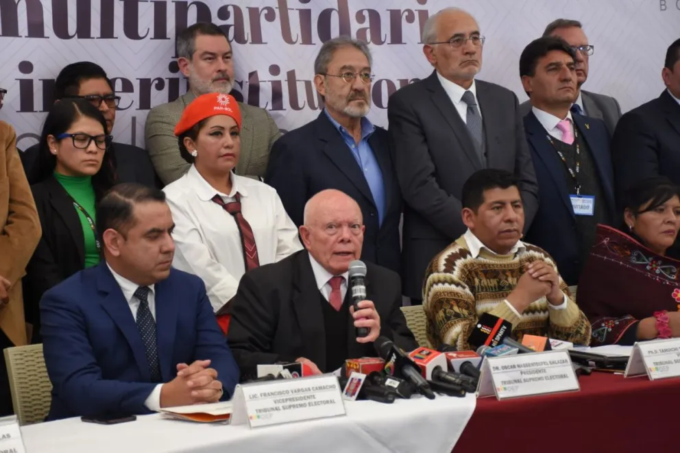 Autoridades del TSE con líderes de partidos al finalizar el encuentro de ayer miércoles. Foto: APG