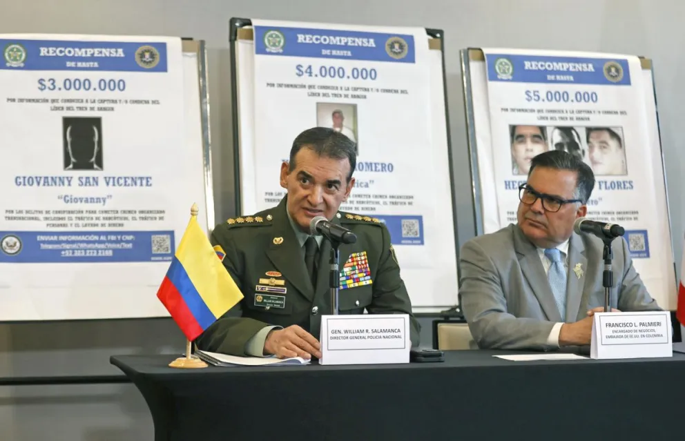 El encargado de Negocios de la embajada de EEUU en Colombia, Francisco Palmieri, y el director de la Policía de Colombia, William Salamanca. Foto: EFE