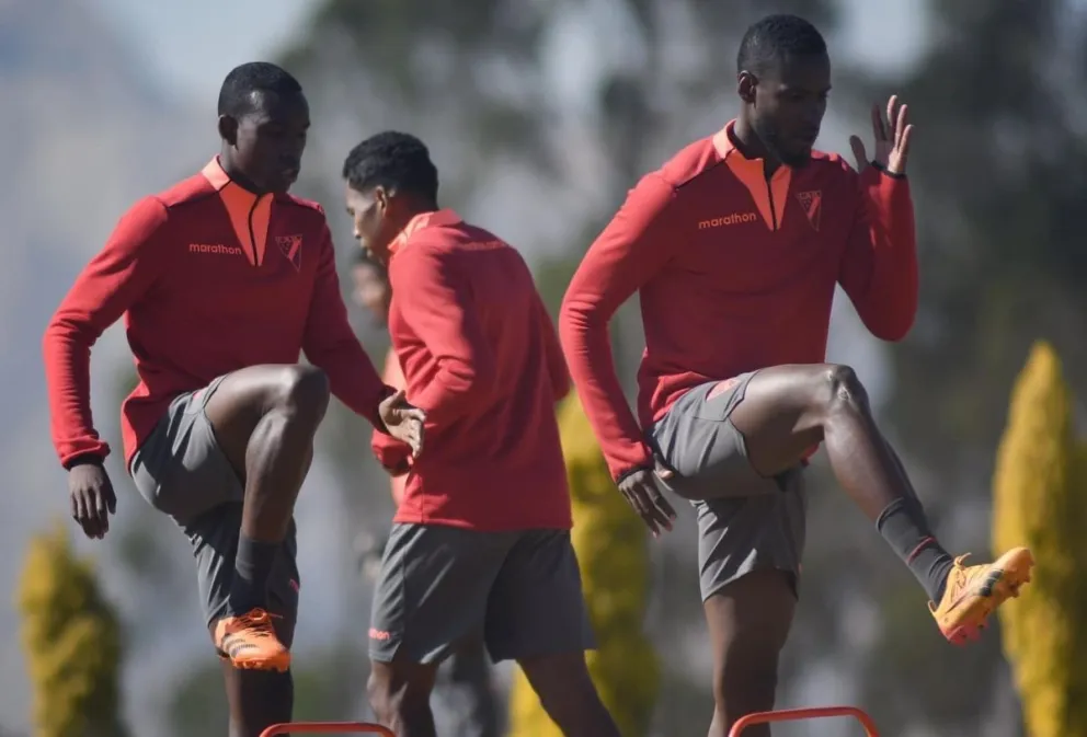 Cristian Cañozales y Daniel Murillo, en uno de los entrenamientos en Achocalla. Foto Always Ready