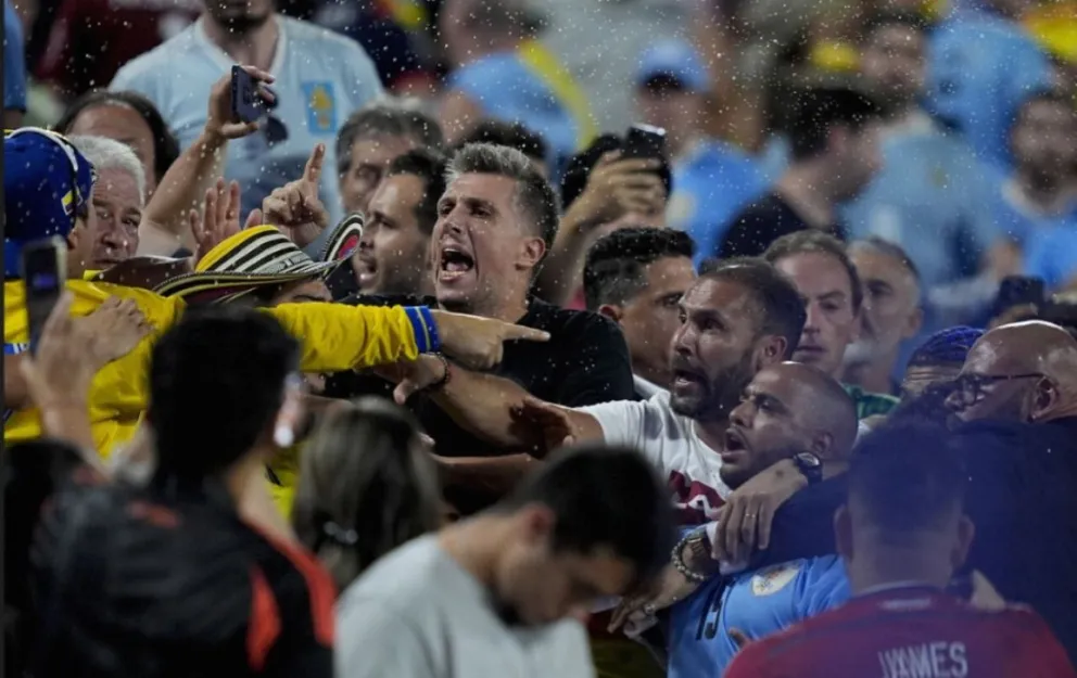 Los incidentes que se produjeron en las tribunas después del partido entre Colombia y Uruguay. Foto: Marca