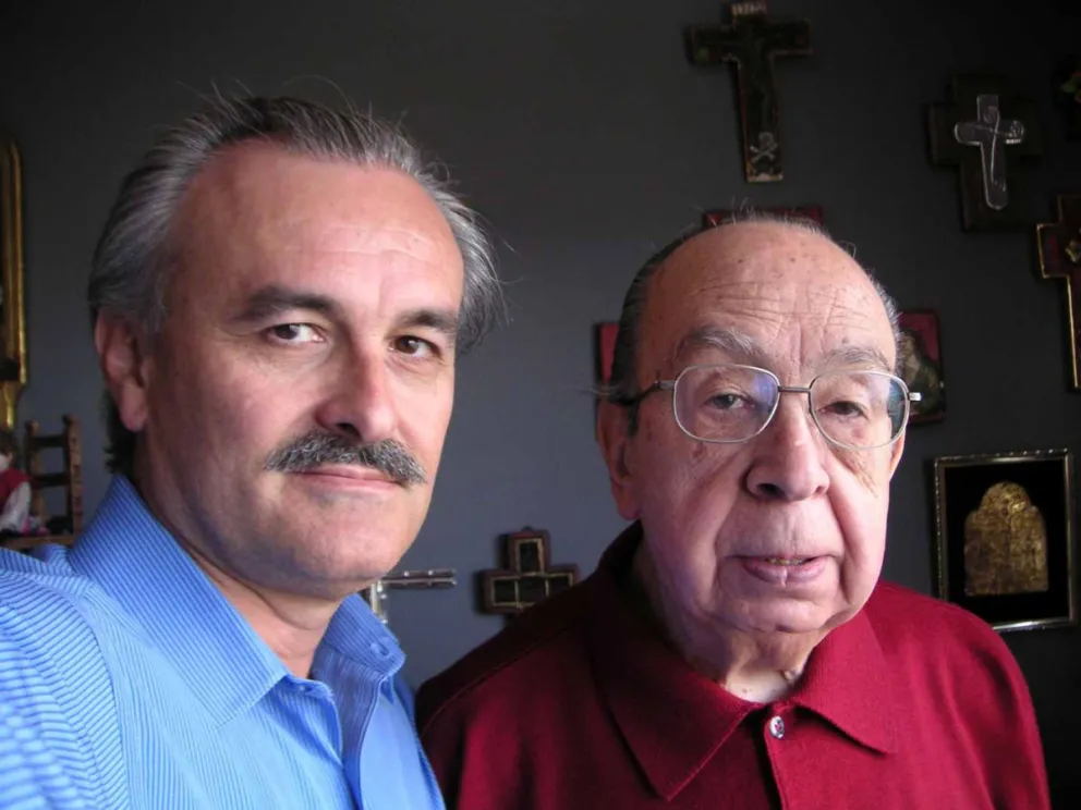 Alfonso Gumucio Dagron junto a Luis Ramiro Beltrán.   FORO: CECRAD-UCB