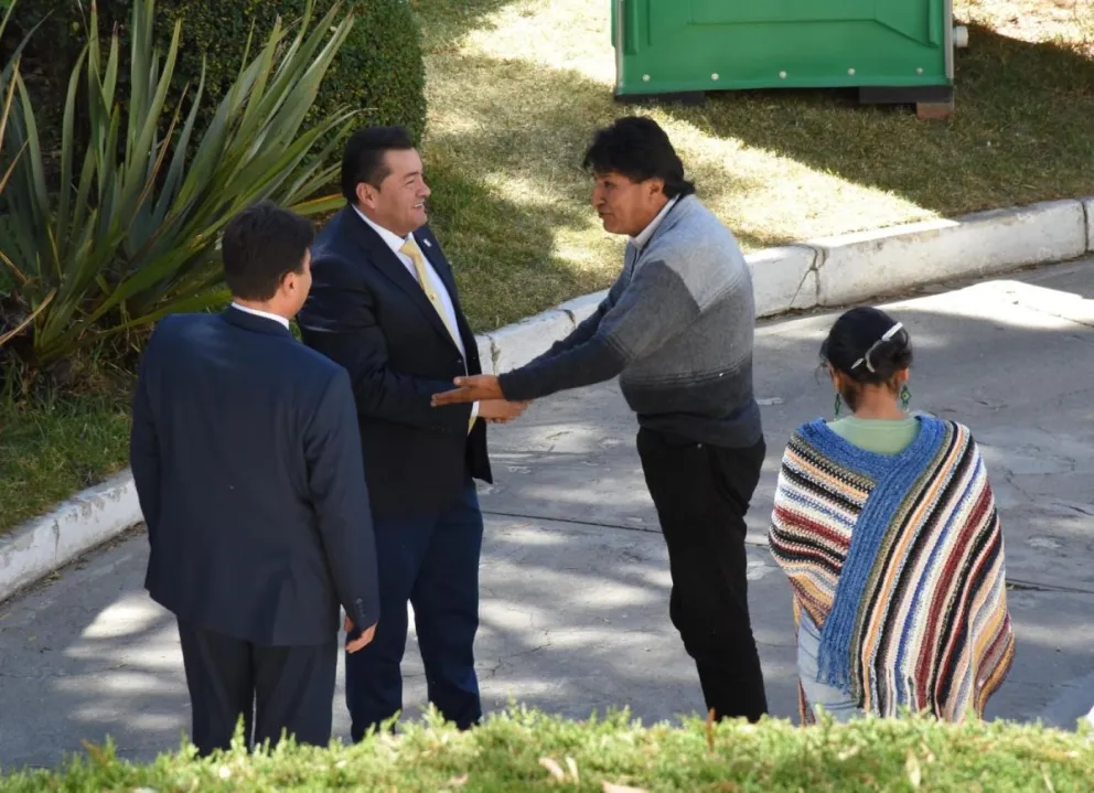 Fernández y Morales sostuvieron una breve conversación en exteriores de las oficinas del TSE. Foto: DTV