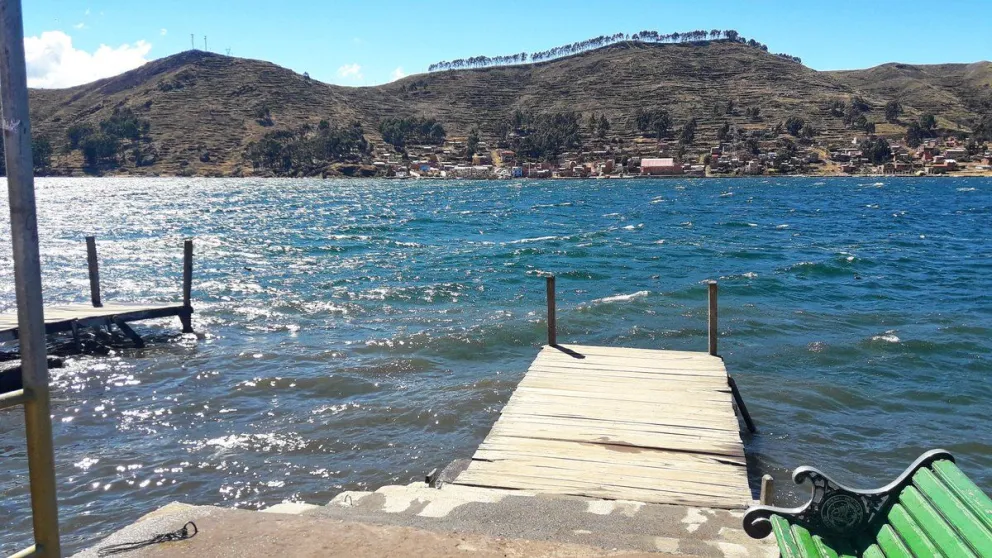En el  estrecho de Tiquina se suspendió el paso de lanchas y barcazas que transportan personas y vehículos. Foto: RKM