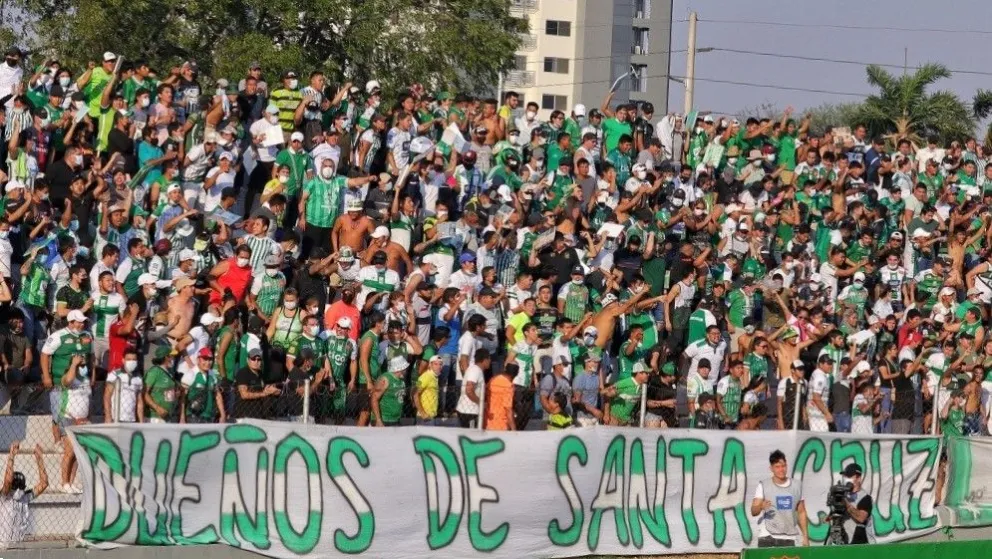 Hinchas de Oriente alientan al equipo en uno de sus partidos del torneo. Foto: Oriente Petrolero
