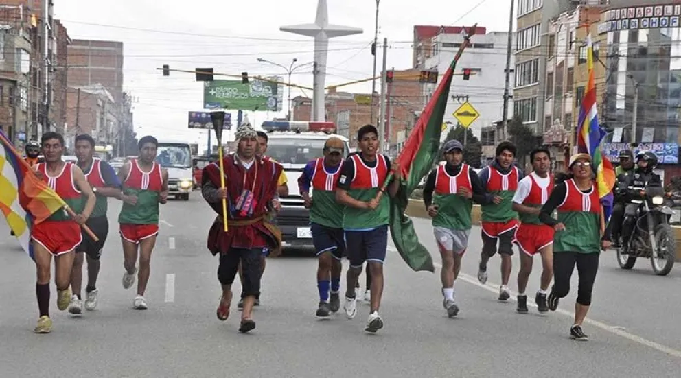 Un grupo de deportistas hace el traslado de la antorcha en las Fiestas Julias de 2017.  Foto: GAMEA