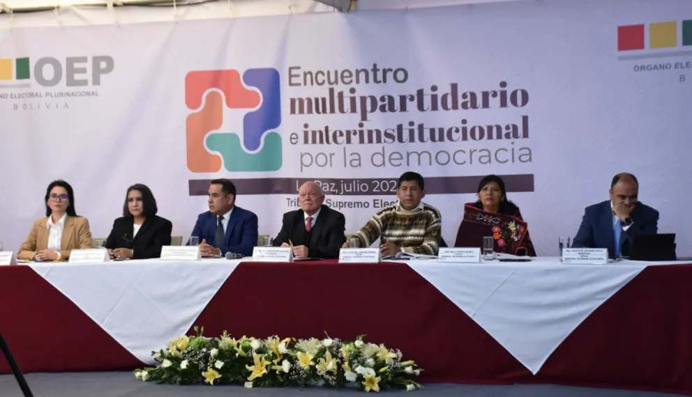 El presidente y los vocales del TSE durante el encuentro político del pasado miércoles. Foto: APG