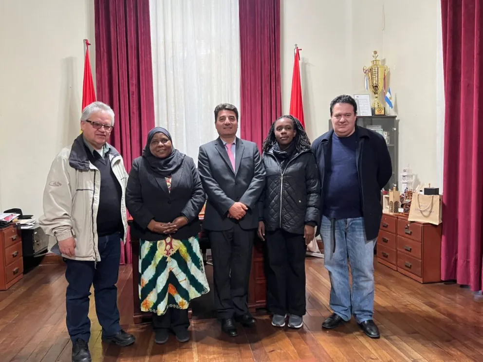 El alcalde de Tarija con miembros del gobierno de Tanzania. Foto: El País