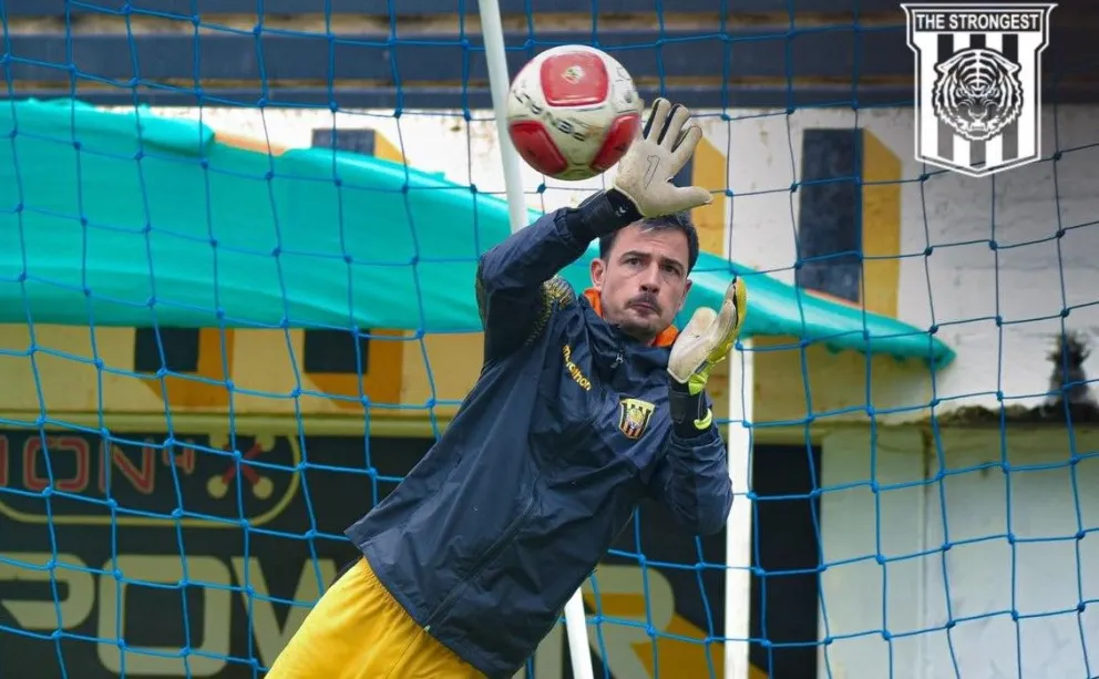El arquero Guillermo Viscarra detiene la pelota en un entrenamiento del plantel. Foto: club The Strongest