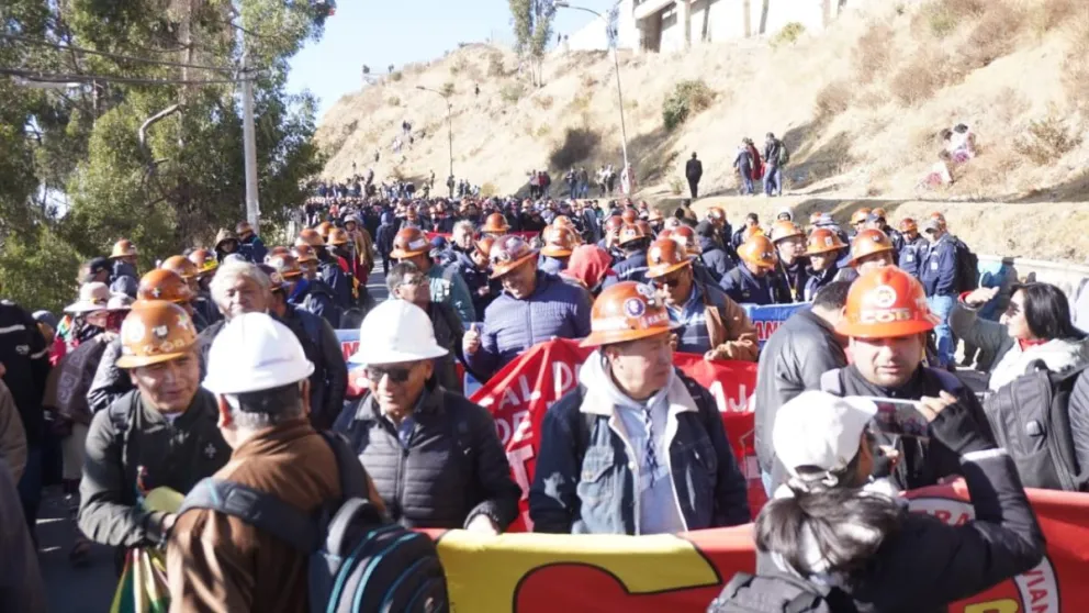 La caravana baja de El Alto rumbo al centro de La Paz. Foto: APG